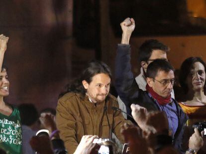 Pablo Iglesias, en el centro de la imagen, la noche de las europeas. 