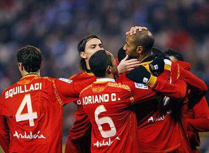 Kanouté es felicitado tras dar la asistencia del primer gol del Sevilla.