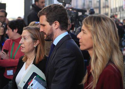 Pablo Casado, líder del PP, sale del Congreso acompañado por las diputadas populares Ana Pastor (izquierda) y Cayetana Álvarez de Toledo (derecha).