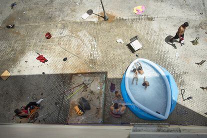 Uns nens es banyen en una piscina inflable col·locada al barri de les Tres Mil Viviendas de Sevilla, l'1 d'agost, primer dia d'onada de calor de l'estiu del 2018.