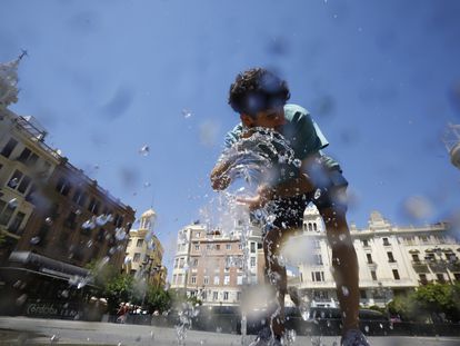 Un hombre se refresca este sábado en una de las fuentes del centro de Córdoba, este sábado.