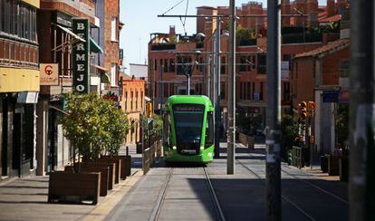 El tranvía de Parla a su paso por ell centro de la localidad.
