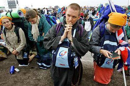 Cientos de miles de peregrinos acompañaron al papa Benedicto XVI en la misa al aire libre oficiada en Marienfield (Alemania) el 21 de agosto de 2005.