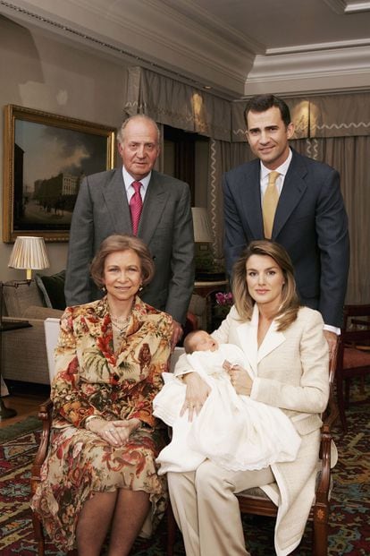 Family image taken at the Zarzuela Palace in November 2005, with King Juan Carlos, Queen Sofía and the then princes Felipe and Letizia after the birth of Leonor. 