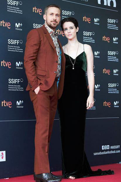 Ryan Gosling y Claire Foy brillaron en el estreno de First Man. Él eligió un traje de Gucci, ella un vestido de terciopelo de Stella McCartney.
