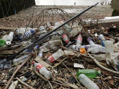 Residuos de plástico localizados en el Támesis, en Londres. En el vídeo, la guerra en la redes sociales contra las pajitas de plástico. 
