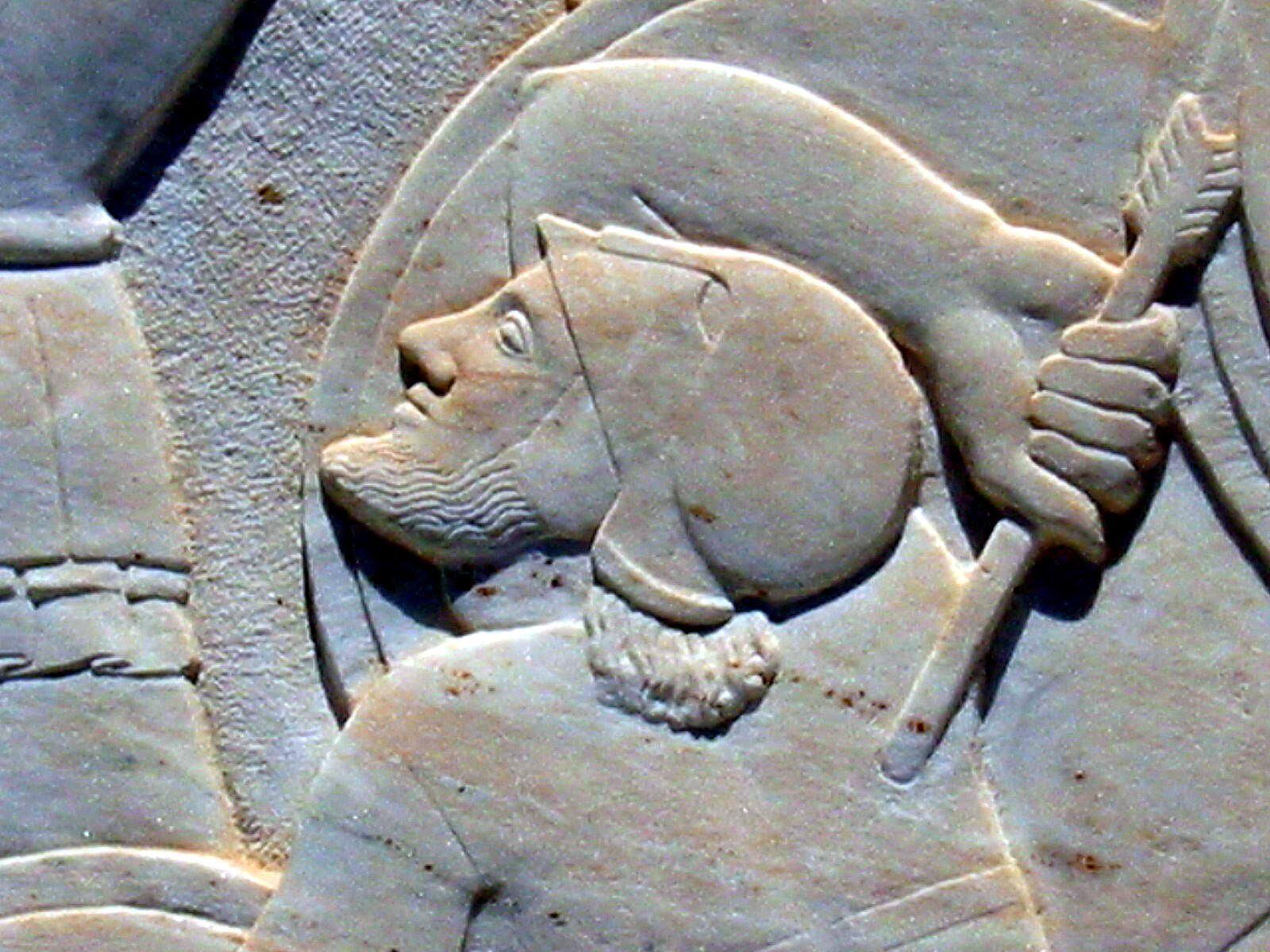 Hoplita griego herido por una flecha persa en el friso del monumento a la batalla en las Termópilas.
