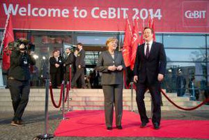 La canciller alemana, Angela Merkel, y el primer ministro británico, David Cameron, inauguraron hoy la feria informática CeBIT.