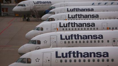 Varios aviones de la compañía Lufthansa en el aeropuerto de Fráncfort (Alemania).