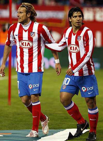 Forlán y Agüero celebran un tanto en el Calderón.