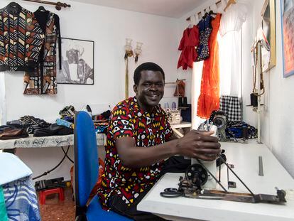 El diseñador senegalés Demba Diop en su casa taller de Benalmádena (Málaga), el pasado 12 de enero.