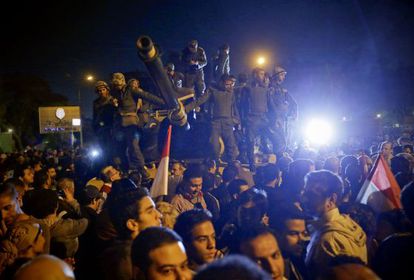 Soldados egipcios subidos a un tanque ante el palacio presidencial egipcio entre una multitud contraria a Morsi.