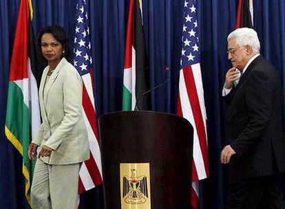 La secretaria de Estado de EE UU, Condoleezza Rice, y el presidente palestino, Mahmud Abbas, en la conferencia de prensa conjunta ayer en Ramala.