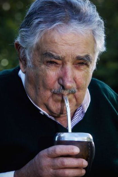 El presidente José Mujica toma mate tras la entrevista.