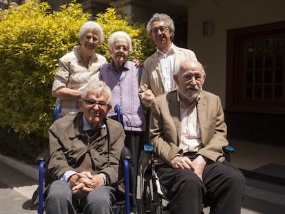 Nietos de Od&oacute;n de Buen junto a su bi&oacute;grafo Antonio Calvo Roy.