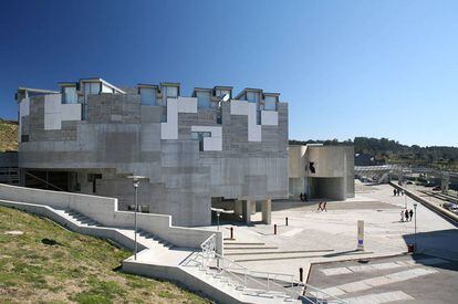 Oficina del rectorado de la Universidad de Vigo, de Enric Miralles y Renatta Tagliabue. |
