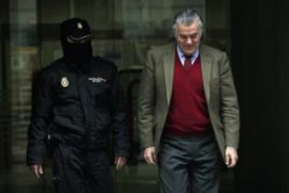 El extesorero del PP Luís Bárcena acude a la Audiencia Nacional a firmar.