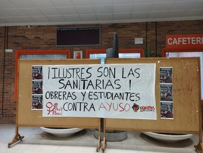 Pancarta contra el nombramiento de Isabel Díaz Ayuso como alumna ilustre, colocada en la Facultad de Ciencias Políticas de la Universidad Complutense. Cedida por el colectivoContracorriente.