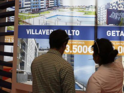Varias personas visitan el Sal&oacute;n Inmobiliario Internacional de Madrid, SIMA. 