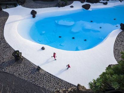 Piscina de los Jameos del Agua, un centro de arte y turismo creado por C&eacute;sar Manrique al noreste de Lanzarote. 