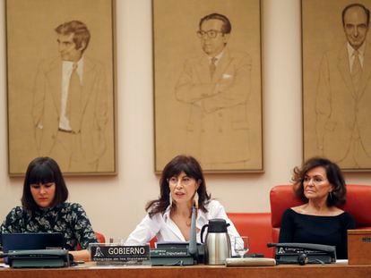 La ministra de Igualdad, Ana Redondo, en el centro, junto a la presidenta de la comisión, Carmen Calvo, a la derecha, durante su primera comparecencia en la Comisión de Igualdad, el jueves 25 de enero de 2024.