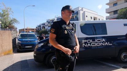Los detenidos por el robo en Atrio llegan al Juzgado para ser interrogados en Cáceres, este jueves.
