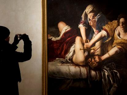 Una persona observa la obra 'Judit decapitando a Holofernes', de Artemisia Gentileschi en el palacio Braschi, en Roma, el 30 de noviembre de 2016.