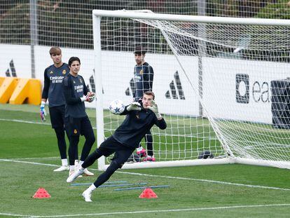 Andriy Lunin, este martes en el entrenamiento del Real Madrid en Valdebebas.