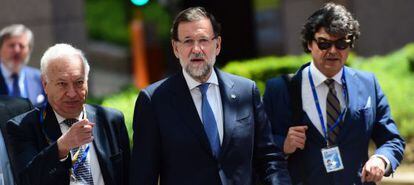 Rajoy, entre Garc&iacute;a-Margallo y Moragas, este mi&eacute;rcoles en Bruselas.