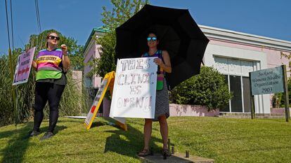 Kim Gibson y otra activista, frente a la clínica en Misisipi.