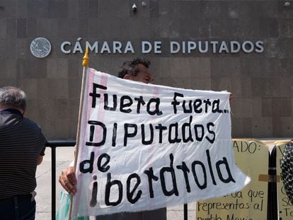 Un manifestante a las afueras de la Cámara de Diputados, este martes en Ciudad de México.