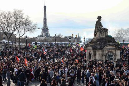 Manifestación en la plaza de la Concordia de París tras imponerse por decreto la reforma de las pensiones.