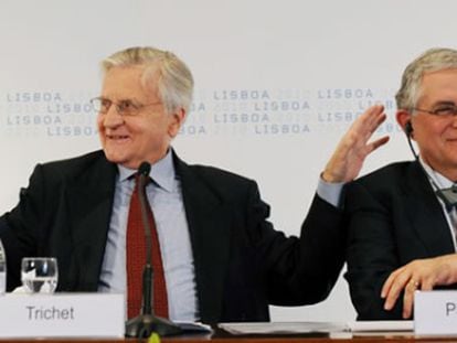 Papademos (dcha.), junto al exjefe de Banco Central Europeo, Jean Claude Trichet, en una foto de archivo.