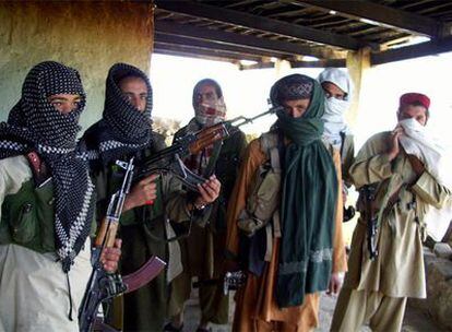 Milicianos talibanes posan con sus armas en el distrito tribal de Orakzai.