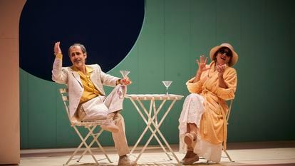 Silvia Abril y Lluís Villanueva en una escena de 'Esperant a Mr. Bojangles'.