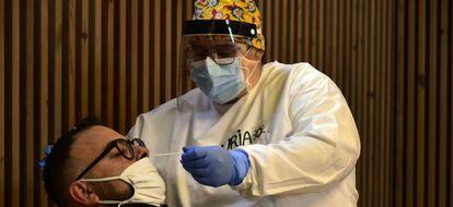 Un hombre se somete a un test de antígenos en Barcelona.