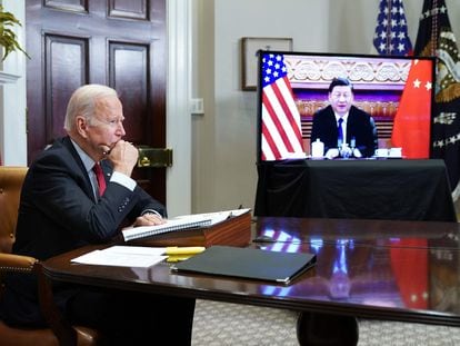 El presidente de Estados Unidos, Joe Biden, durante una reunión con el presidente de China, Xi Jinping, el 15 de noviembre de 2021.
