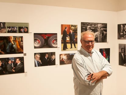 El fotógrafo de EL PAÍS Bernardo Pérez  posa frente a su exposición en el Hay Festival Segovia.