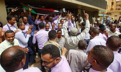 Empleados de la banca sudanesa participan este martes en la huelga de dos días en Jartum.