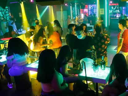 Varios jóvenes, en una discoteca de Barcelona a finales de junio.
