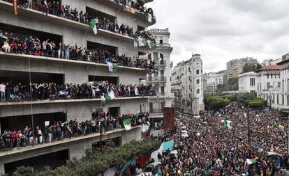 Manifestantes ocupan una calle de Argel en contra de una quinta legislatura de su presidente, el 8 de marzo de 2019. El objetivo de las marchas es conseguir la retirada del presidente Abdelaziz Buteflika, de 82 años, que se encuentra hospitalizado en Ginebra (Suiza). Finalmente, el 2 de abril, Buteflika dimitió, pidiendo perdón al pueblo argelino.