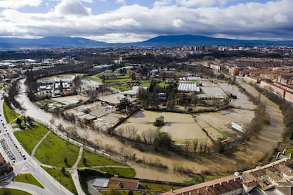 El Parque del Agua para la Exposición Internacional de 2008 en Zaragoza cede al Ebro temporalmente una cuarta parte de su superficie.