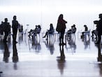 Varias personas, en un dispositivo de vacunación masiva frente al Covid-19, en el Palacio de Exposiciones y Congreso de Santander, en Cantabria (España), a 31 de marzo de 2021. Cantabria comienza este miércoles una vacunación masiva contra el coronavirus de 2.500 personas. En concreto, entre la mañana y la tarde de hoy serán vacunadas con AstraZeneca un total de 1.000 personas pertenecientes a colectivos esenciales y de entre 55 y 65  años, así como los que hayan quedado fuera del programa por alguna razón. Asimismo, el jueves, viernes y sábado por la mañana recibirán la vacuna hsata 1.500 mayores de 80 años, fundamentalmente de los centros de salud Vargas, Centro, Puertochico, Dávila y La Marina.
31 MARZO 2021;VACUNACIÓN;COVID-19;SALUD;CANTABRIA;SANTANDER
Juan Manuel Serrano Arce / Europa Press
31/03/2021