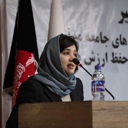 La periodista Fawzia  Sayedzada durante un acto público en Kabul, antes de exiliarse.