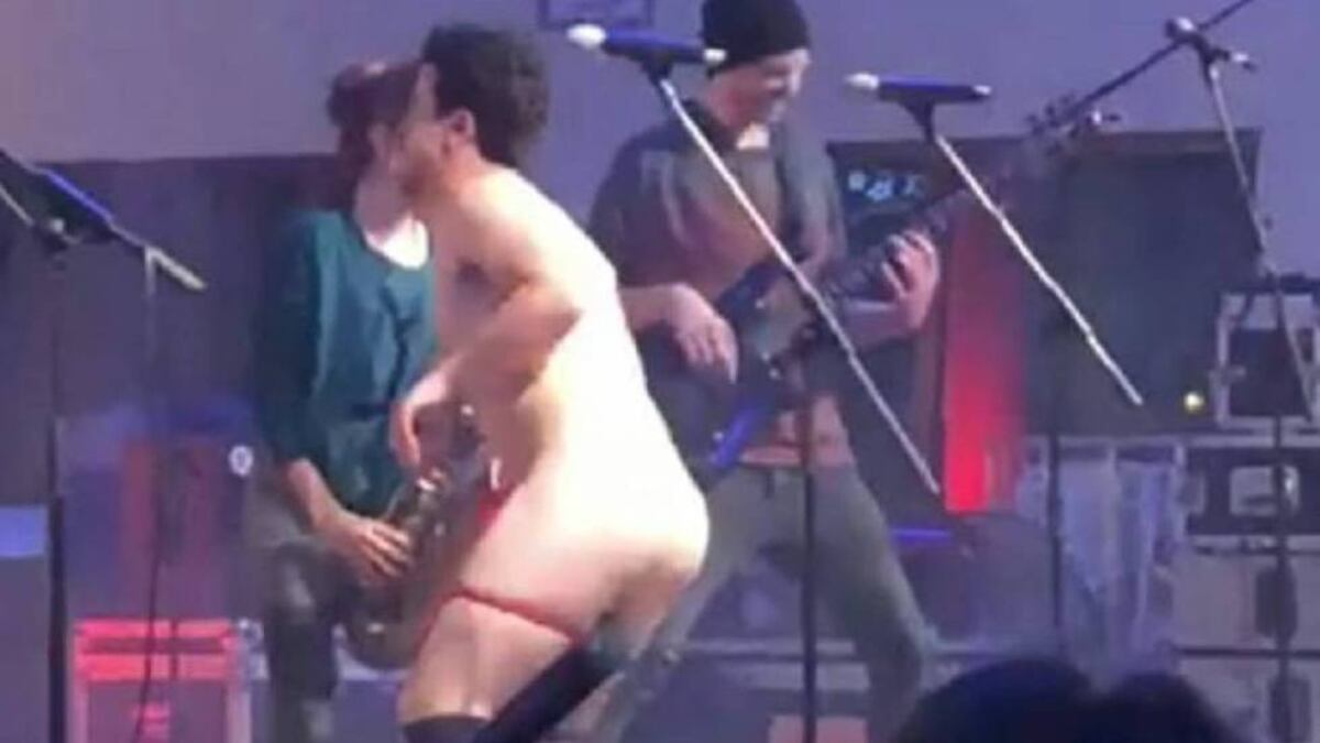 Pepet i Marieta': Un cantante se desnuda frente a menores durante un  concierto en Castellón | Vídeos | EL PAÍS