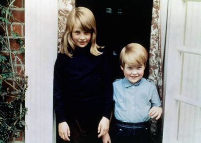 Diana de Gales y su hermano Charles en una foto datada en 1967-1968.