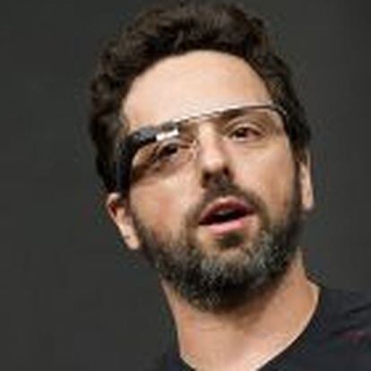 Sergey Brin, cofundador de Google, usando un prototipo de las gafas.