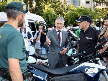 El ministro del Interior, Fernando Grande-Marlaska, junto a dos agentes de la Policía y la Guardia Civil, el pasado día 19 en Logroño.