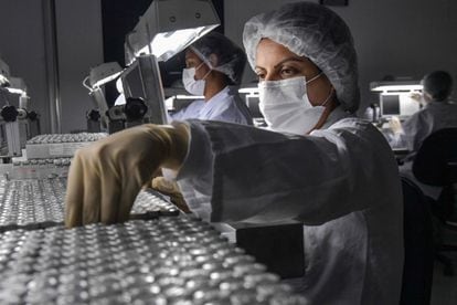 Varias personas trabajan en la producción de vacunas en el Instituto Butantan de Brasil, en enero.