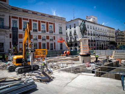 Obras de remodelación en la Puerta del Sol de Madrid.